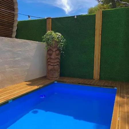 Tilley Lounge Cocoon Guest house